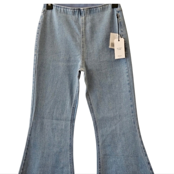 84 NWT FOREVER 21 MID RISE FLARE JEANS WOMEN'S SIZE MEDIUM - Picture 5 of 10